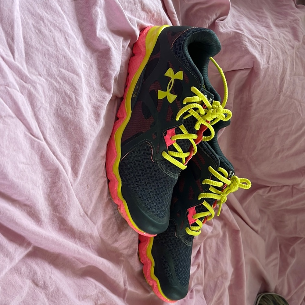 Size 10 under armour womens sneakers in excellent condition!